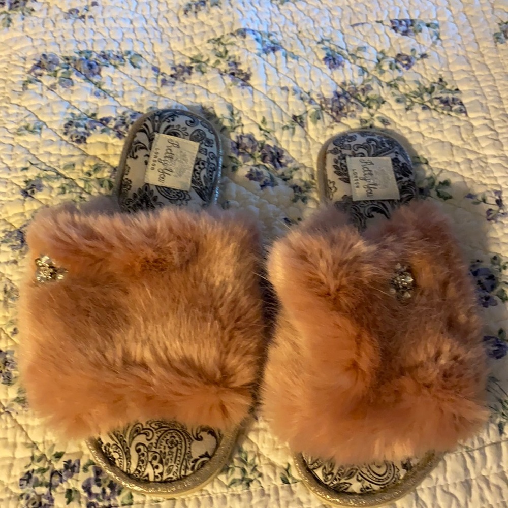 Pretty You slippers, size XL (9.5-10.5) super cute